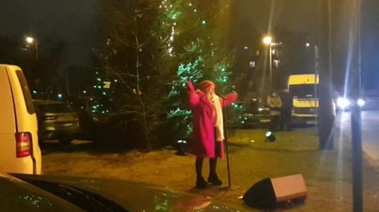 Video: Olga Rajecka pārsteidz rīdziniekus ar koncertu zem dauzstāvu namu logiem