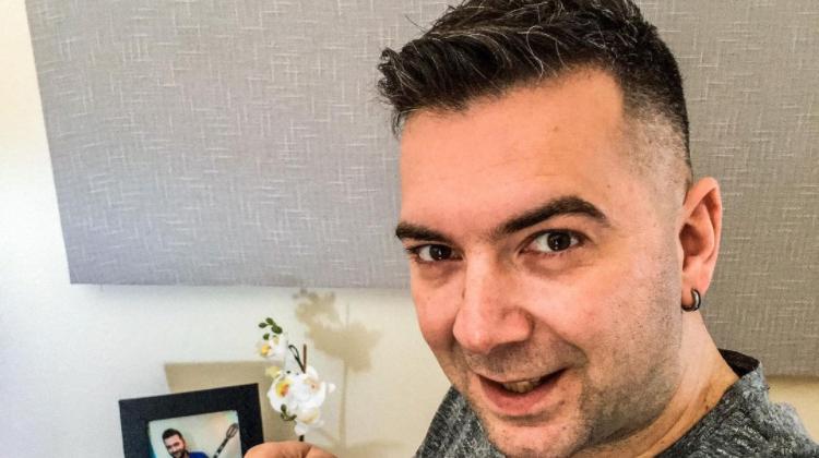 Ar ļoti skanīgu dziesmu klajā nāk ārzemju mūziķis Mantis Savvidis