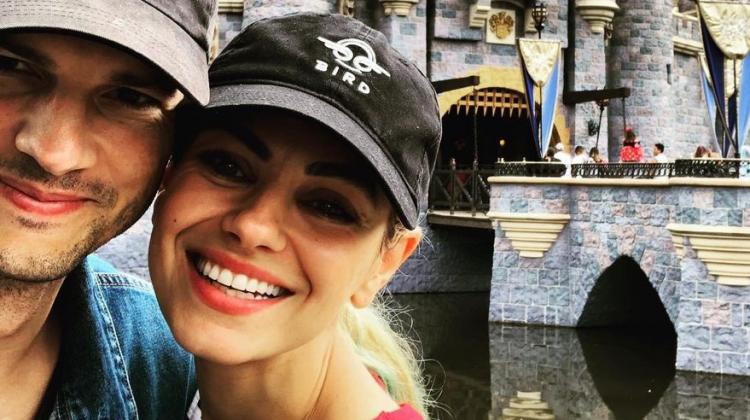 Mila Kunisa un Eštons Kučers šokē ar savas ģimenes paradumiem
