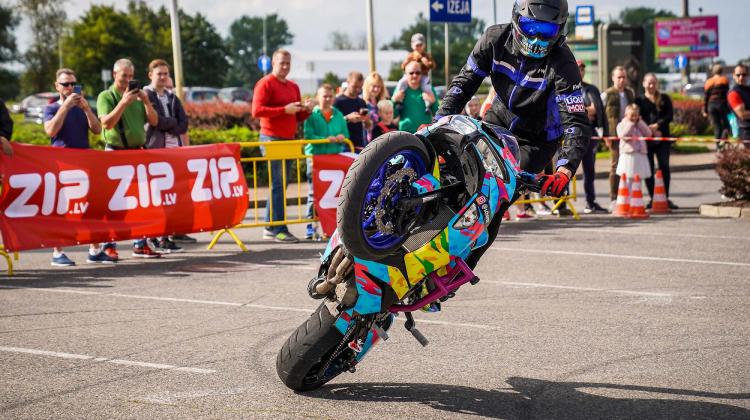 Šodien notiks Latvijas Gada auto testa dienā Molā ar moto paraugdemonstrējumiem