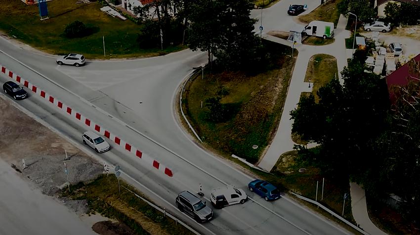 VIDEO ⟩ Valsts policija vienlaikus ar diviem droniem fiksē 11 pārkāpējus