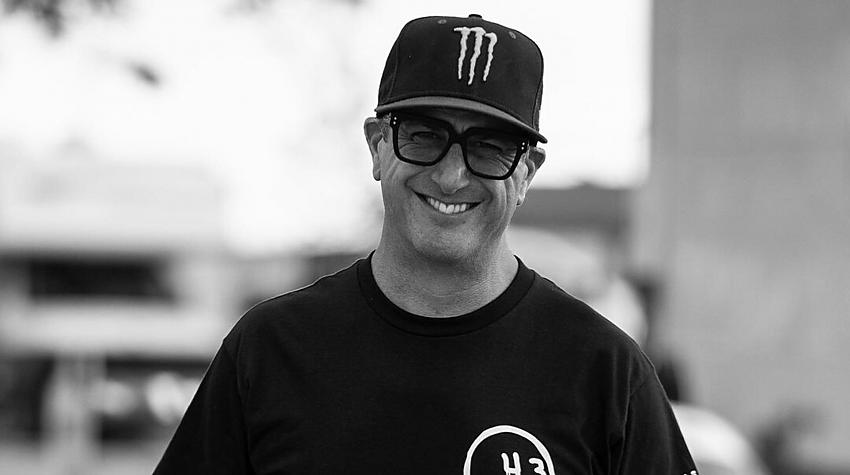 55 gadu vecumā traģiski miris slavens autosportists