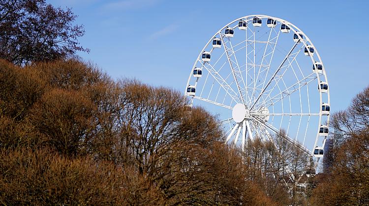 Jau rīt apmeklētājiem atvērs Rīgas panorāmas ratu