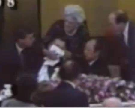 1992 gada vizītē Japāna Bušs... Autors: Brezhnews Apkaunojoši brīži politikā