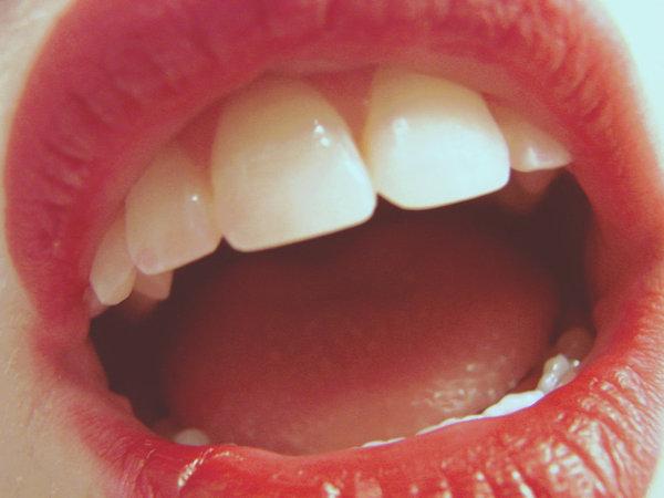 Bite Autors: Emogay Show me your teeth