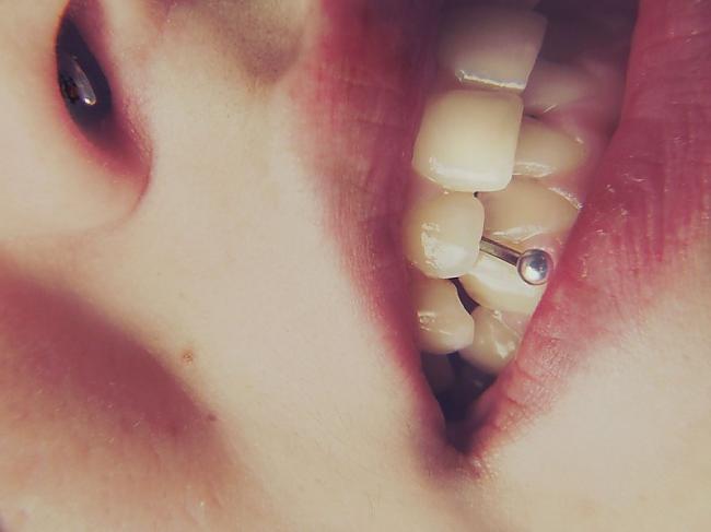 Piercing Series II Autors: Emogay Show me your teeth