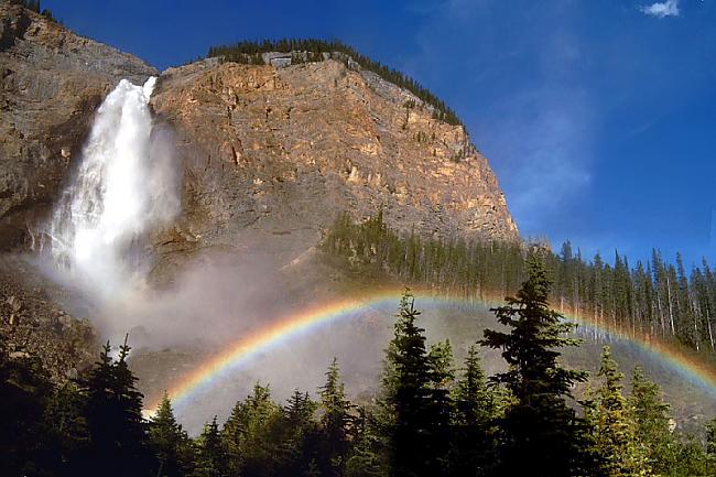 Takakkaw Falls ir 384 metrus... Autors: khekhe Ūdenskritumu burvība