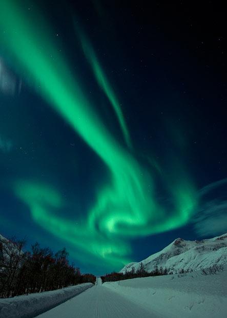 Spēcīgā ziemeļblāzma iekrāso... Autors: KingOfTheSpokiLand Ziemeļblāzma Norvēģijā!