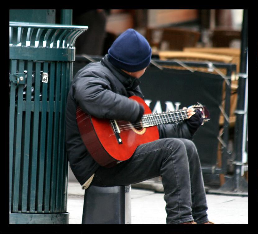 A guy playing guitar in the... Autors: Samaara Oslo.