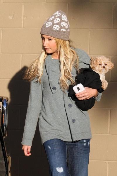  Ashlee Tisdale and her dog... Autors: Fosilija Slavenības ar saviem suņiem :)