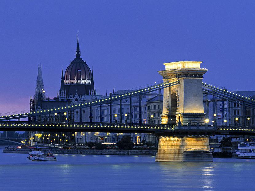 Chain Bridge Budapest Hungary Autors: dzelksnis ceļojums pa eiropu