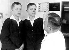 Mengele ar dvīņiem Autors: UglyPrince Dvīņu eksperimenti Aušvicā