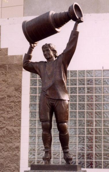 Statuja ārpus quotRexall... Autors: nonie The Biggest Hockey Legend Wayne Gretzky