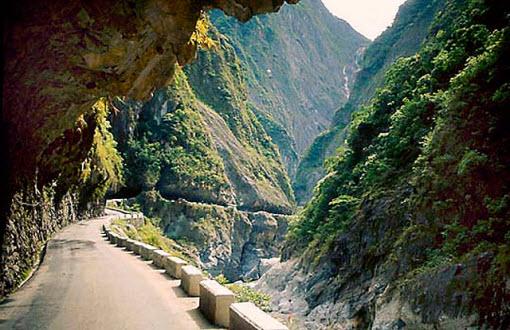 Taroko Gorge Road in Taiwan... Autors: eshan Pasaules sarežģītākie un bīstamākie ceļi