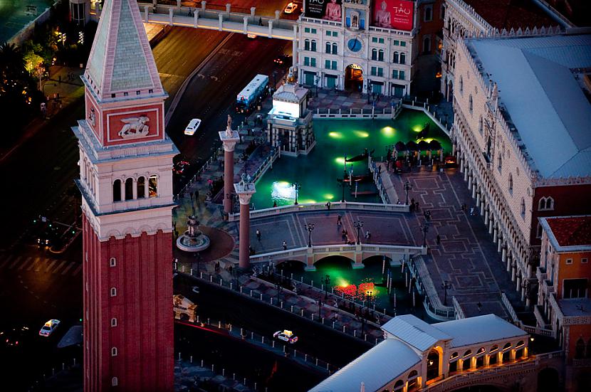 The Venetian with gondolas Las... Autors: Samaara NYC and Las Vegas from above, at night.