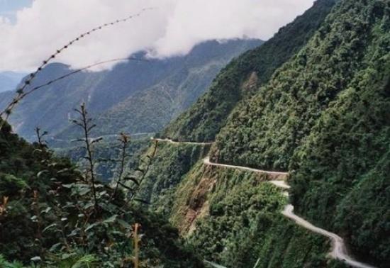 Yungas Road BoliviaNāves ceļš ... Autors: augsina Turp? Labāk nē!!!