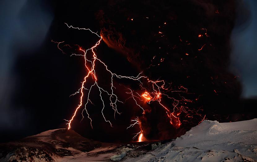 Lightning streaks across the... Autors: ixtys Islandes Eyjafjallajokull volcano