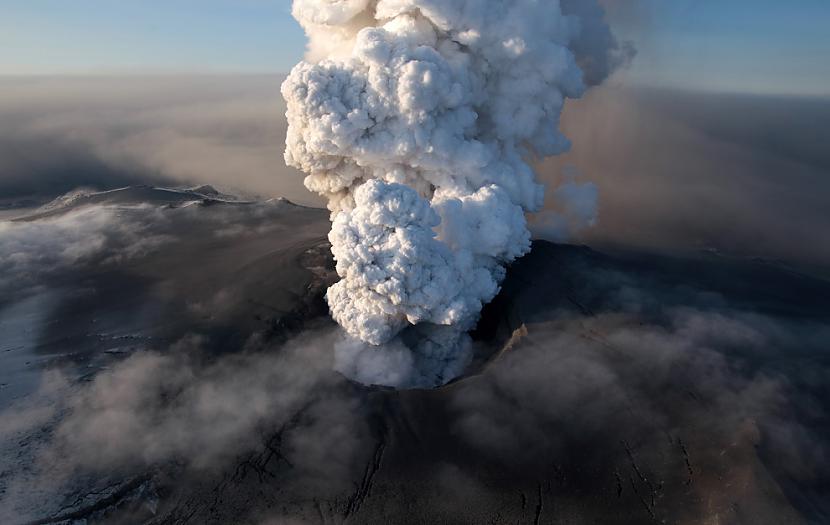 This aerial image shows the... Autors: ixtys Islandes Eyjafjallajokull volcano