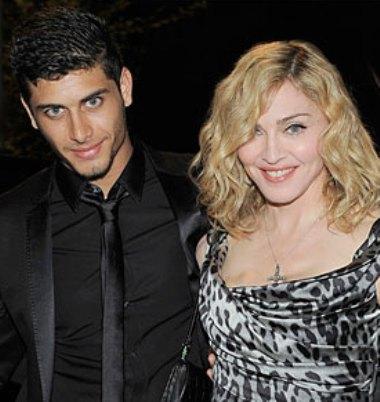  un atkal Madonna  ar vairāk... Autors: desantnieks Pāri, kur sieviete vecāka par vīrieti