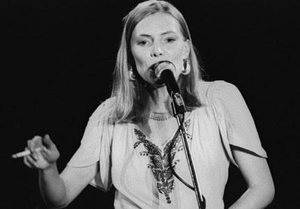 Joni Mitchell Autors: Alekssa smēķējošās slavenības