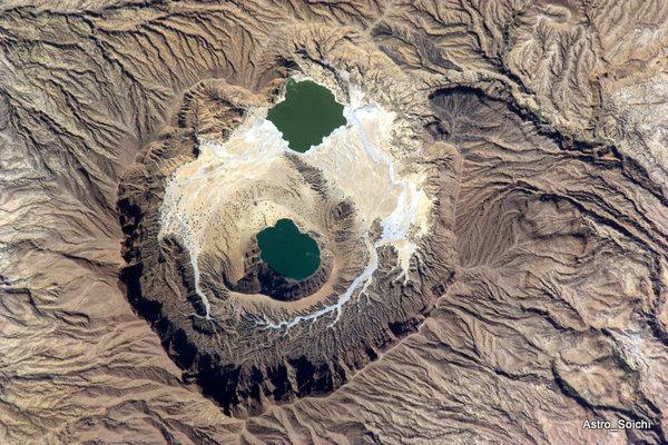 Two lakes inside old volcano... Autors: amanda173 Beautiful