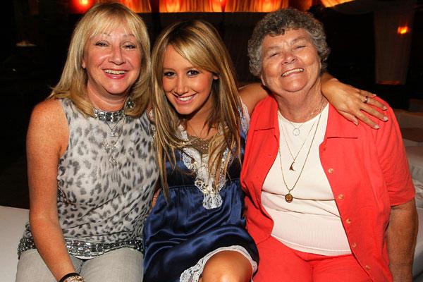 Lisa Tisdale Ashley Tisdale... Autors: mjaau Slavenības un viņu mammas!