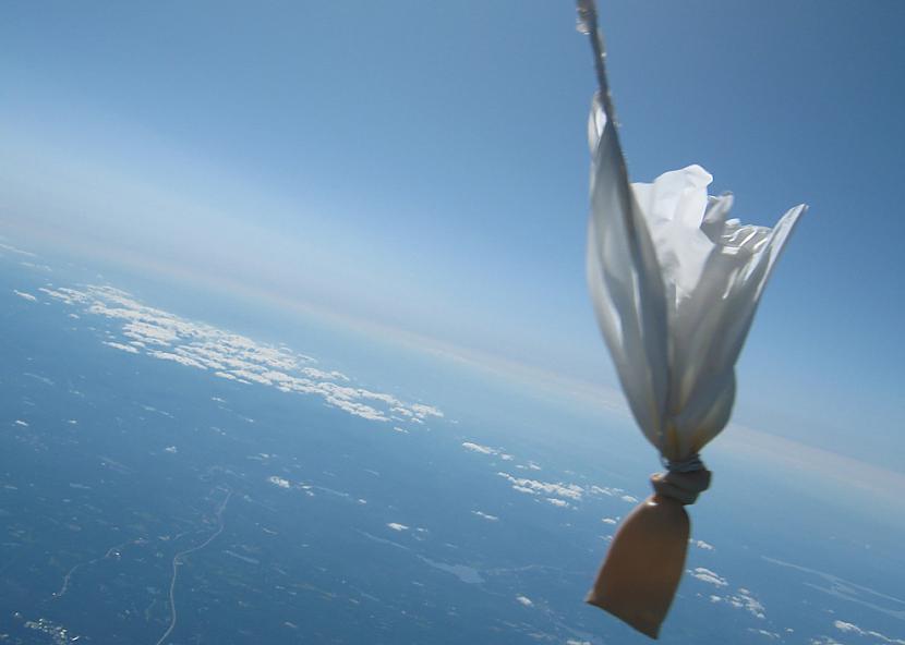 Sky and Earth below the... Autors: mehmeh Vieglāks par gaisu