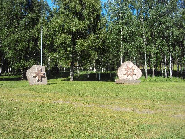 Akmeņos ir iestrādāti latviešu... Autors: tuudalinsh Vālodžu apkārtne... :)