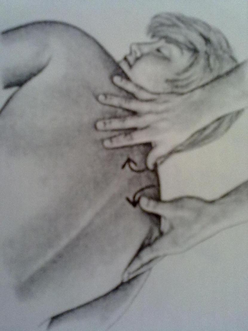 Uz labā pleca starp mugurkaulu... Autors: Grandsire Erotiskā masāža : Mugura