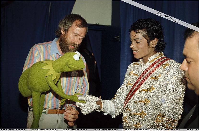 Victory tour backstage 1984... Autors: kik122 Maikls Džeksons uz skatuves un vēl citas bildītes..