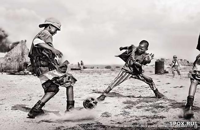 Bruņoti bērni spēlējas ar... Autors: kurbads Foto, kas pārsteidza pasauli.