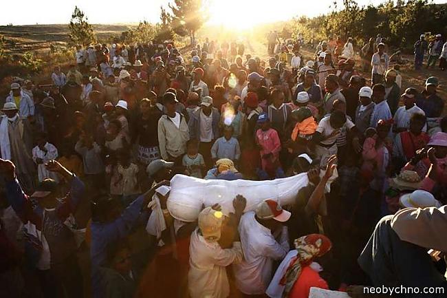 Dejas ar mirušo  Madagaskaras... Autors: slida 10 dīvainas bēru ceremonijas