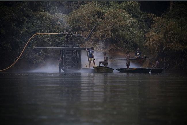 Naftu sūknē visā upes... Autors: Pirāts Nigērijas naftas pirāti.