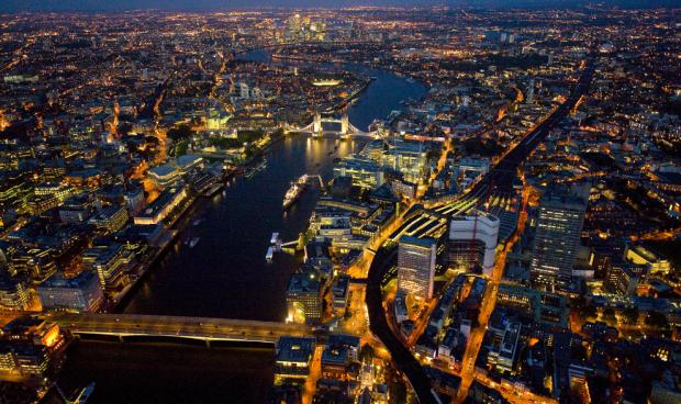 15Tower Bridge and the Thames Autors: Latviete Virs Londonas naktī.