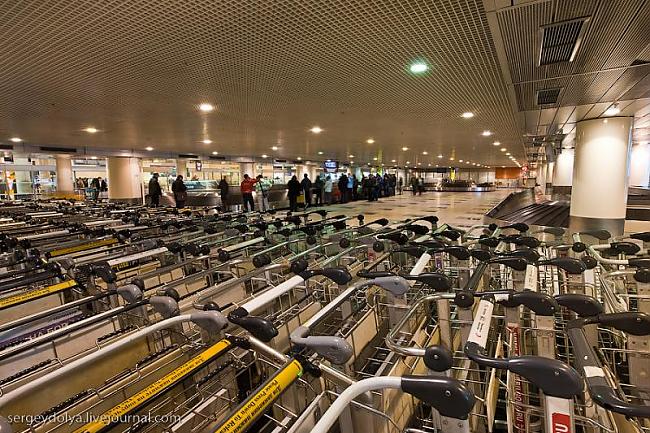 Cilvēki gaida savas somas Autors: spoof Kur paliek tava bagāža lidostā