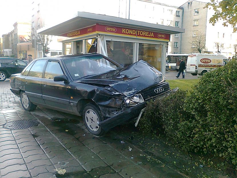  Autors: Siikais11 Autoavārijā sabojā kiosku Mātera un Lielās ielas krusto