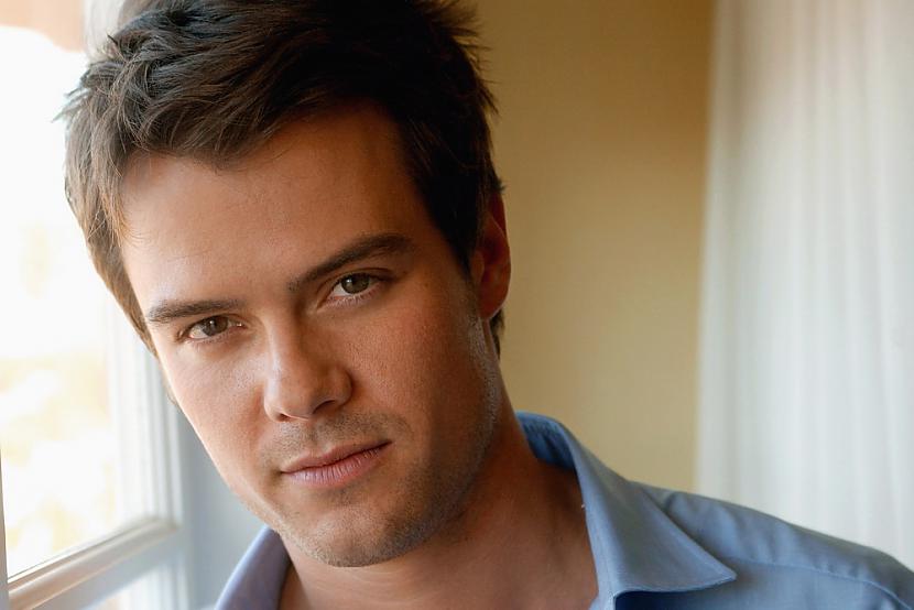   Autors: dea Josh Duhamel