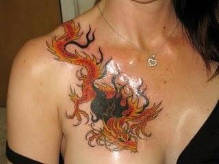 Liesmojošs pūķis uz sievietes... Autors: Jenkijs Pūķu tetovējumi un to nozīme