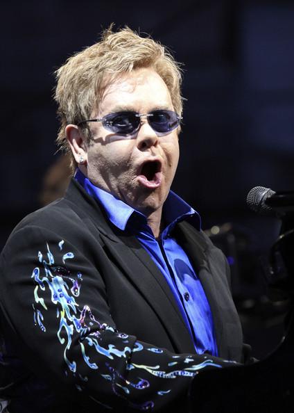 Sir Elton JohnŠī popa ikona... Autors: princeSS /Zvaigznes mēdz arī uzstāties kāzās/