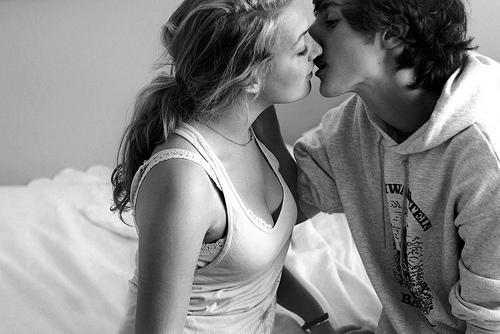 Romantiska skūpsta laikā tiek... Autors: Tavs Sencis Fakti par skūpstīšanos