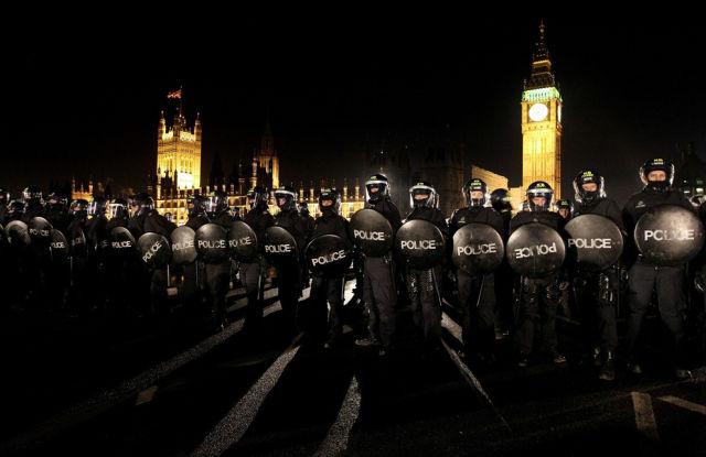 9 decembris Britu policisti uz... Autors: ainiss13 2010. gads fotogrāfijās.