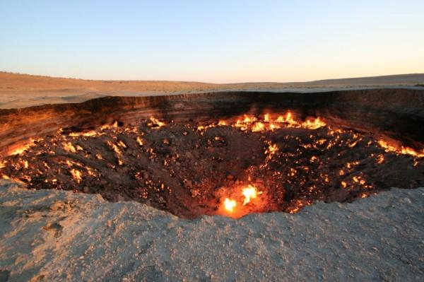 Gāzes krāteris  Turkmenistāna... Autors: Shiroi Tenshi Tops ar dīvainākajiem caurumiem pasaulē...