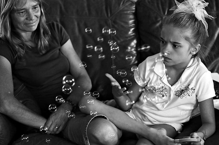 Daniela spēlējās ar burbuļiem... Autors: Exily Skumji