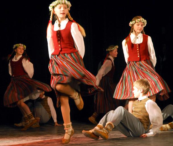  Autors: integree Latviešu tautas dejas.