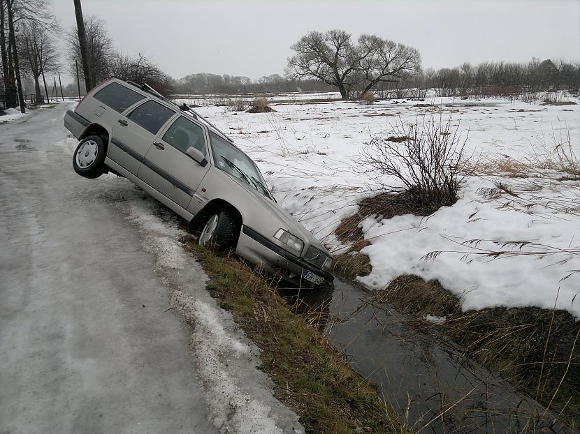  Autors: jackass1919 Ventspils grāvī ieslīd Volvo!