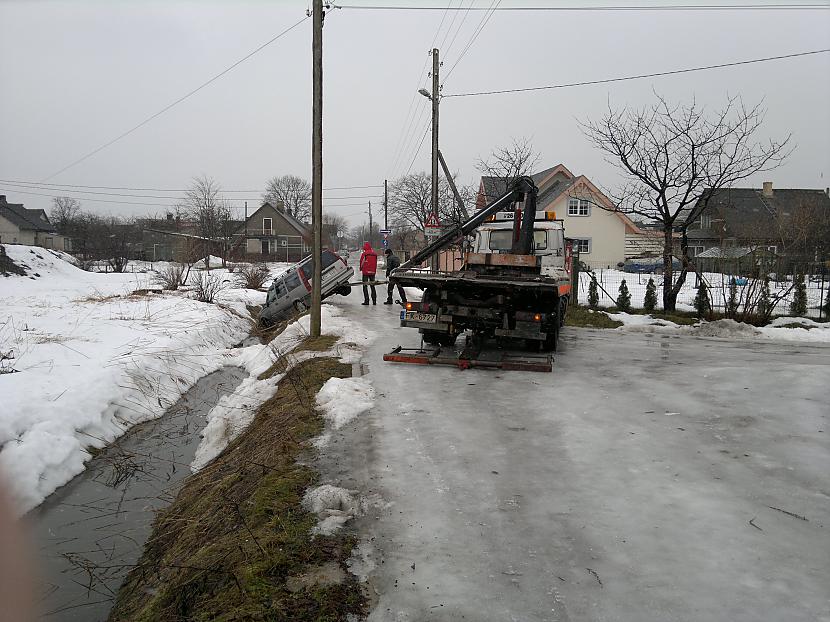  Autors: jackass1919 Ventspils grāvī ieslīd Volvo!