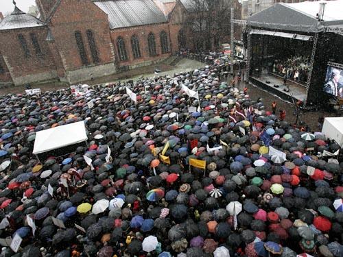 Tautas sapulce Doma laukumā... Autors: nauruha Doma laukums jau pilns ar protestētājiem