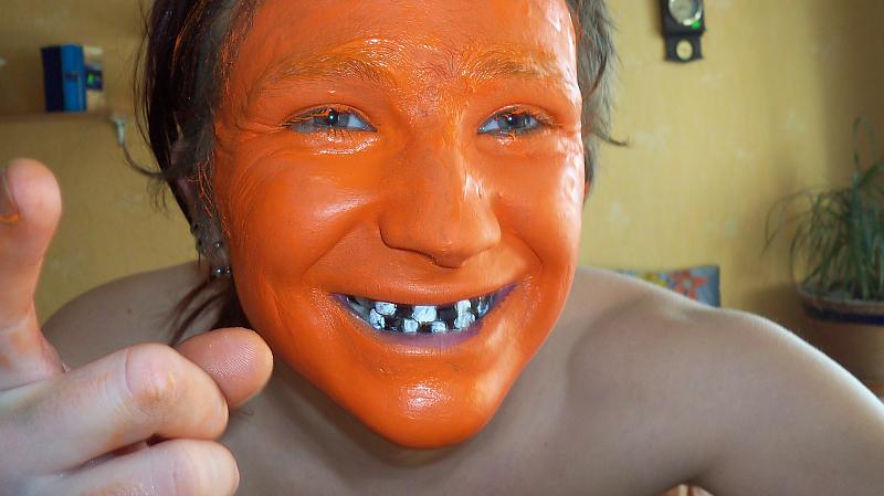  Autors: Fosilija guaša krāsas maska, ādu padara veselīgi oranžu!