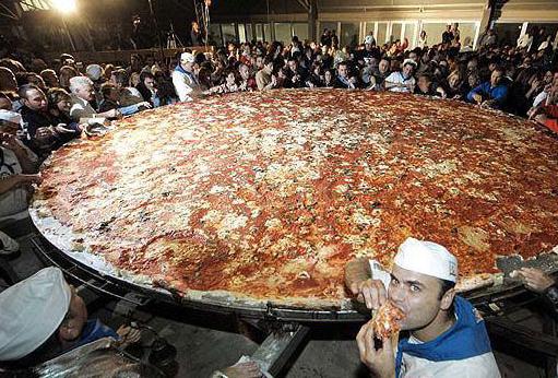 Pati lielākā pica Itāļu pavāri... Autors: kapeika Pasaulē lielākais