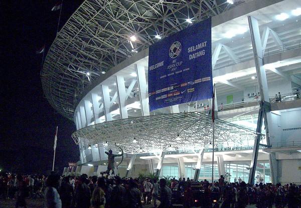 6 Gelora Bung Karno  100000 ... Autors: wawris TOP 10 Lielākie futbola stadioni pasaulē